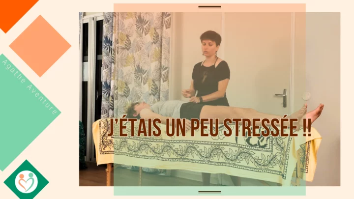 Agathe parle en démontrant une technique de relaxation spirituelle sur une jeune femme aux cheveux courts, texte devant "J'étais un peu stressée !"