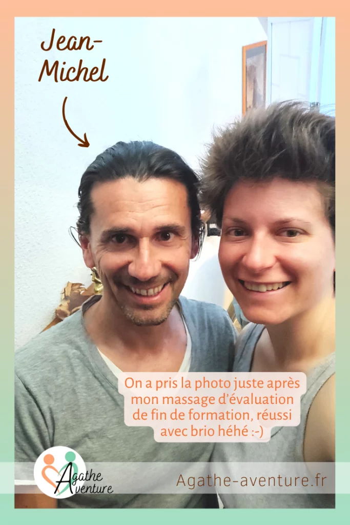 Agathe Aventure et Jean-Michel Picazo au cabinet de massage à Eguilles vers Aix-en-Provence. Ils sourient tous les deux, un peu perchés par la séance de tantra juste avant, t-shirt gris