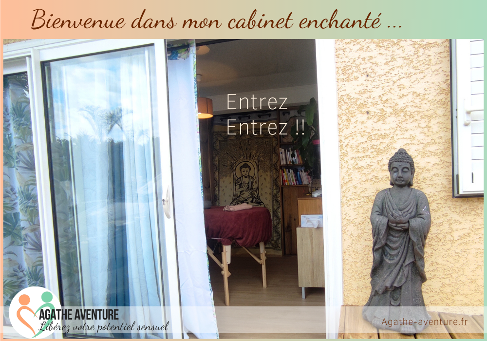 en lettres en haut : "Bienvenue dans mon cabinet enchanté..." photo de l'entrée du cabinet : c'est une grande baie vitrée avec des rideaux bleu et blanc, à l'extérieur à droite il y a une statue d'un bouddha debout, de la taille d'un petit enfant, à l'intérieur on distingue une tenture orange clair, une table de massage recouverte d'une serviette, et un meuble avec des bougies dessus, au fond des livres sur une étagère en bois. Au niveau de l'entrée est écrit "Entrez Entrez !!"