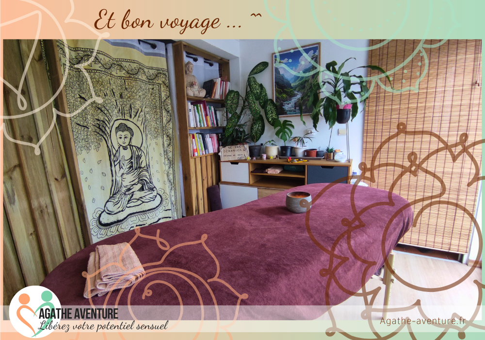 Texte en haut "Et bon voyage... ^^" Photo : salle de massage avec la table de soins, une serviette de protection dessus, une serviette faisant office de coussin pour la personne qui s'allongera ensuite, une grosse bougie ronde allumée, derrière un tissu représentant bouddha en position du lotus, à sa droite une petite statue de bouddha de couleur rose pâle, posé sur une étagère en bois avec trois niveaux de livres, sur le mur de droite un meuble avec des plantes posées dessus, et autres ustensiles utiles pour la séance, un tableau de la rivière du mât accroché au mur, et à droite un joli store en bambou naturel. L'image est recouverte de dessins des différents chakras du corps énergétiques, afin d'illustrer l'état de conscience modifié dans lequel part le client pendant le massage